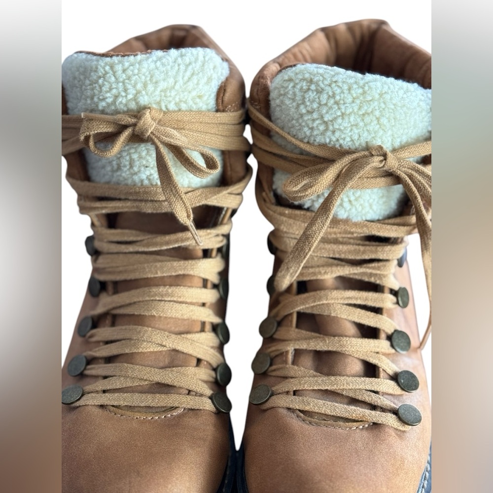 Ladies tan 8 1/2 rampage lace up boots